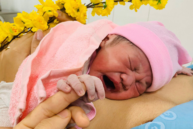 Một bé gái đáng yêu chào đời tại BV Từ Dũ TP.HCM vào thời khắc chuyển giao năm cũ và năm mới. Ảnh: BVCC