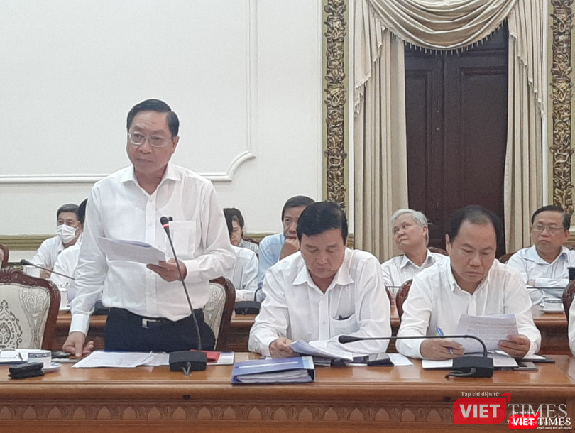 Ông Nguyễn Tấn Bỉnh - Giám đốc Sở Y tế TP.HCM trình UBND TP.HCM kế hoạch xây dựng BV Dã chiến. Ảnh: NT