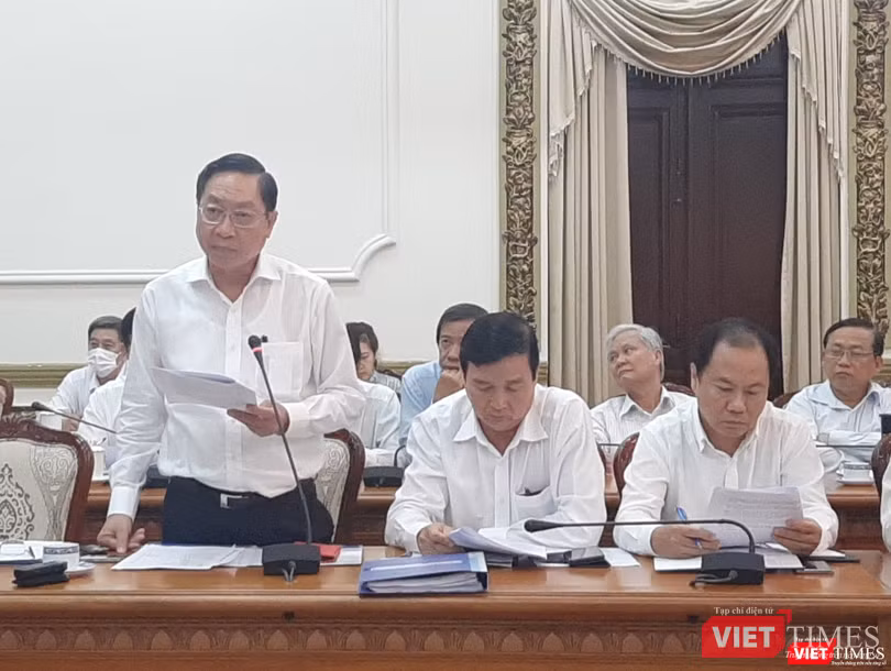 Ông Nguyễn Tấn Bỉnh - Giám đốc Sở Y tế TP.HCM trình UBND TP.HCM kế hoạch xây dựng BV Dã chiến. Ảnh: NT