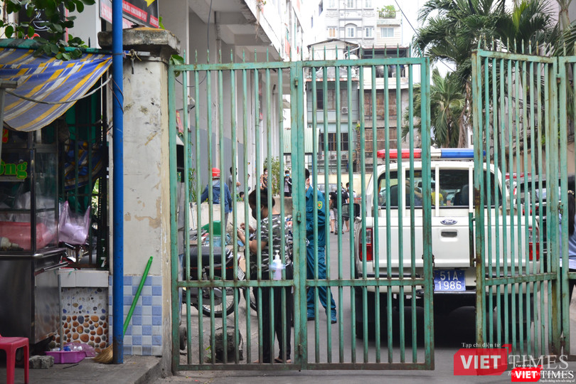 Chung cư Hòa Bình được phong tỏa nghiêm ngặt. Ảnh: N.T