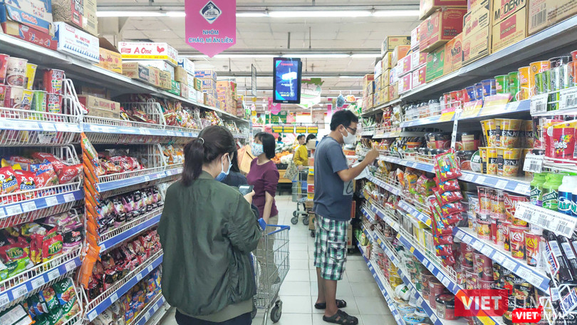 Người Việt Nam thực hiện mang khẩu trang, đặc biệt khi đến nơi công cộng để đảm bảo sức khỏe cho mình và cộng đồng. Ảnh: Hòa Bình