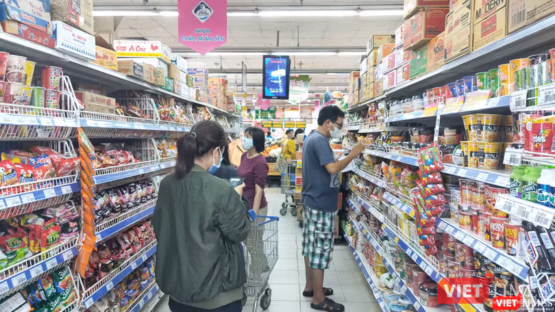 Người Việt Nam thực hiện mang khẩu trang, đặc biệt khi đến nơi công cộng để đảm bảo sức khỏe cho mình và cộng đồng. Ảnh: Hòa Bình