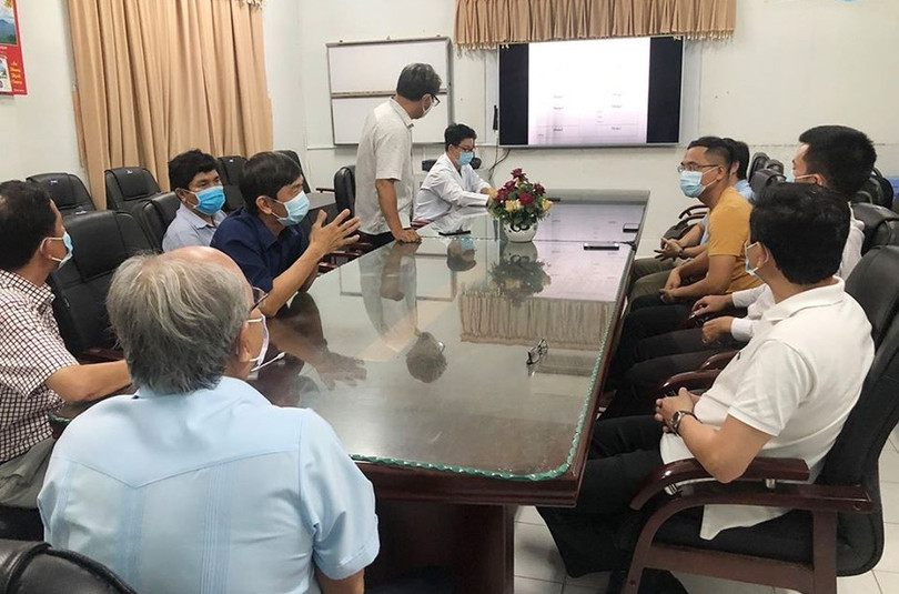 Bác sĩ BV Chợ Rẫy trao đổi với các bác sĩ ở BV địa phương tỉnh Tây Ninh. Ảnh: BVCR