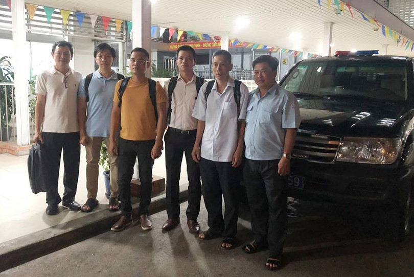 Giám đốc BV Chợ Rẫy - Thầy thuốc Nguyễn Tri Thức cùng các bác sĩ lên đường đến Tây Ninh thực hiện nhiệm vụ phòng, chống COVID-19 ngay trong đêm. Ảnh: BVCR