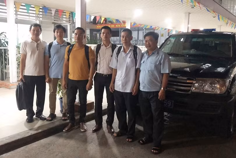 Giám đốc BV Chợ Rẫy - Thầy thuốc Nguyễn Tri Thức cùng các bác sĩ lên đường đến Tây Ninh thực hiện nhiệm vụ phòng, chống COVID-19 ngay trong đêm. Ảnh: BVCR