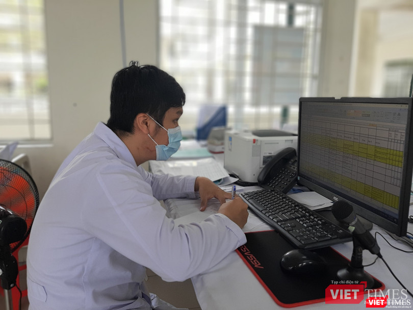 Bác sĩ kiểm tra danh sách bệnh nhân và tình hình sức khỏe bệnh nhân mỗi ngày. Ảnh: N.T