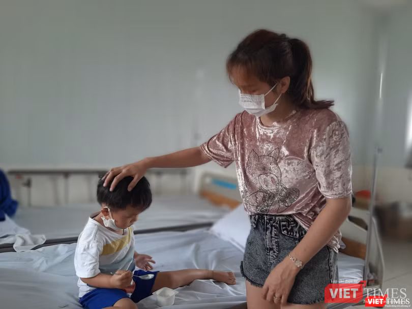 Hai mẹ con chị N.B trong thời gian ở Khu cách ly tập trung quận 2. Ảnh: N.T