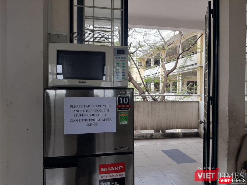 Khu cách ly quận 2 trang bị tủ lạnh và lò vi sóng, đáp ứng tốt nhất nhu cầu của người cách ly. Ảnh: N.T