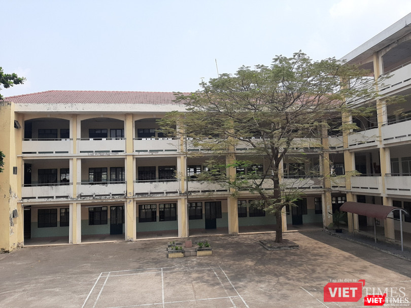 Khuôn viên khu cách ly tập trung quận 2. Ảnh: N.T