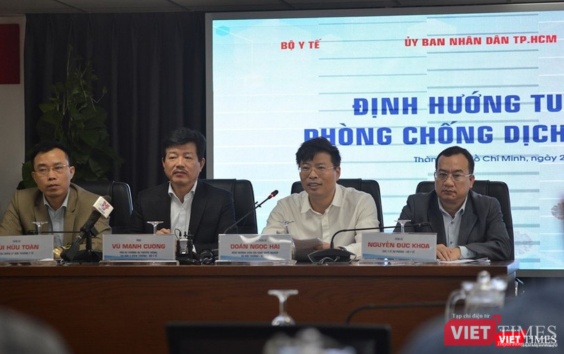 Các chuyên gia cung cấp thông tin cho báo chí sáng 25/2. Ảnh: H.H