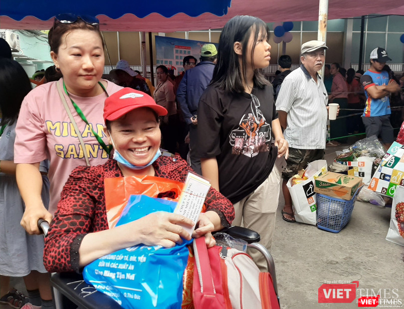 Một bệnh nhân có hoàn cảnh khó khăn vui mừng khi được mua hàng miễn phí tại phiên chợ 0 đồng. Ảnh: Nguyễn Trăm