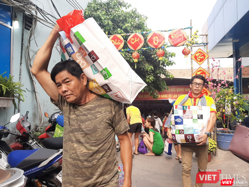 Người nhà bệnh nhân mang nhu yếu phẩm về nhà. Ảnh: Nguyễn Trăm