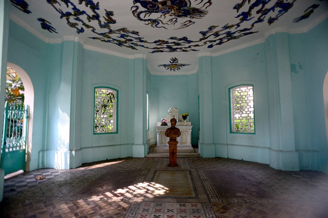 Bên trong nhà mồ là 3 mộ phần được lát bằng phẳng trên nền nhà với 3 tấm đá khác màu. Ảnh: Dân trí Bên trong nhà mồ là 3 mộ phần được lát bằng phẳng trên nền nhà với 3 tấm đá khác màu. Ảnh: Dân trí