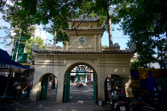 Cổng chính nằm trên đường Trần Hưng Đạo. Ảnh: Dân trí Cổng chính nằm trên đường Trần Hưng Đạo. Ảnh: Dân trí