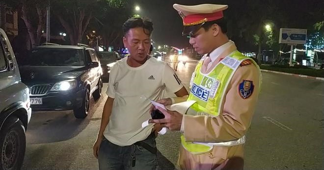 CSGT phạt người vi phạm khi tham gia giao thông. Ảnh minh họa