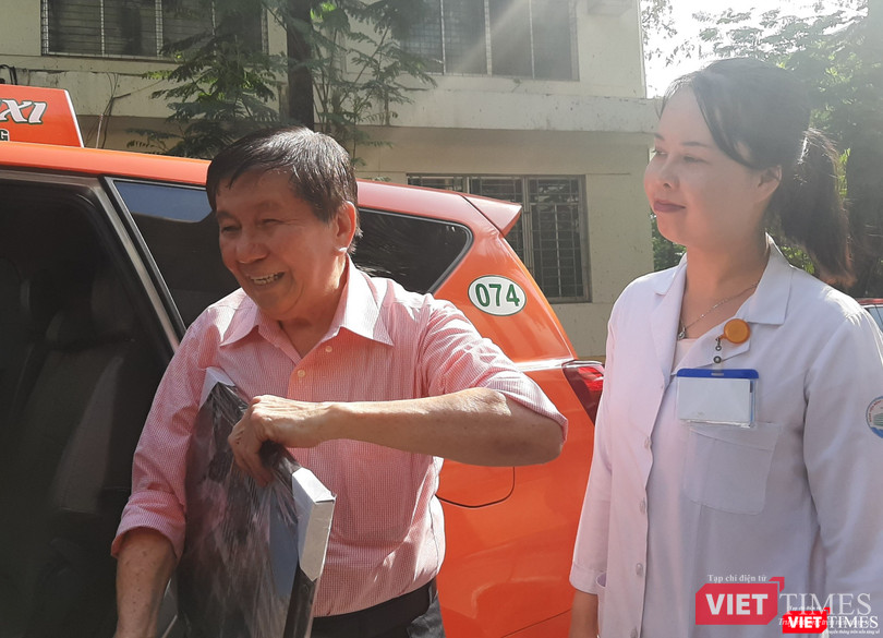 Ông H. vui mừng trong ngày xuất viện. Ảnh: Nguyễn Trăm