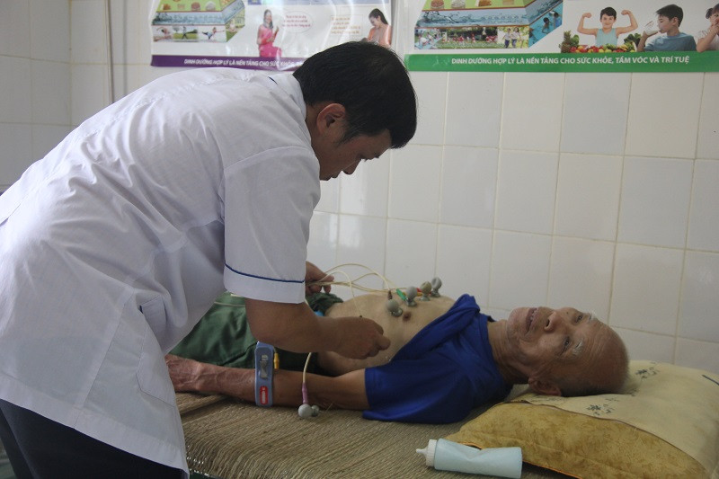 Bác sĩ đo điện tim cho người lớn tuổi. Ảnh: Quỳnh Phạm