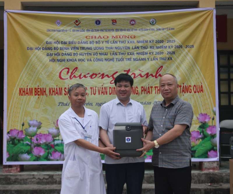 BS. Nguyễn Công Sinh (ngoài cùng bên phải) – Phó Vụ trưởng Vụ kế hoạch - tài chính (Bộ Y tế) trao trang thiết bị vật tư y tế cho trạm Y tế xã Bình Long và Trung tâm Y tế huyện Võ Nhai. Ảnh: Quỳnh Phạm