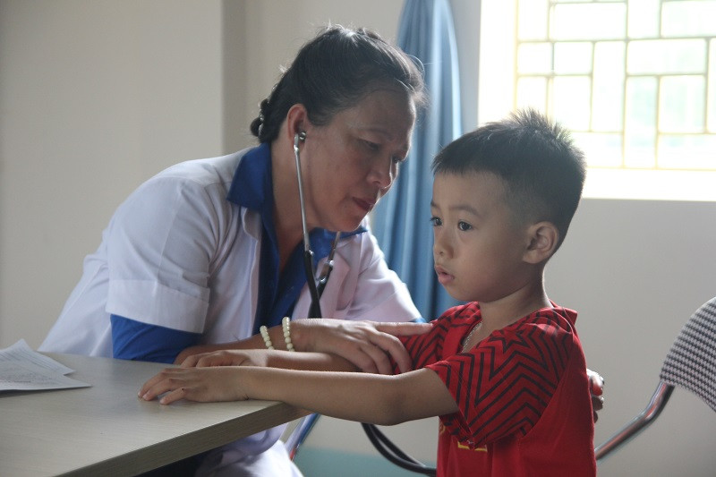 Trẻ em được thăm khám, tư vấn dinh dưỡng. Ảnh: Quỳnh Phạm