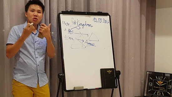 Ông A. nạn nhân của vụ cướp trong một buổi thuyết trình về Bitkingdom. Ảnh: Ngày nay