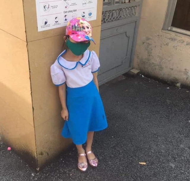 Một học sinh lớp 1 đứng ngoài nắng vì đi học sớm. Ảnh: Internet Một học sinh lớp 1 đứng ngoài nắng vì đi học sớm. Ảnh: Internet