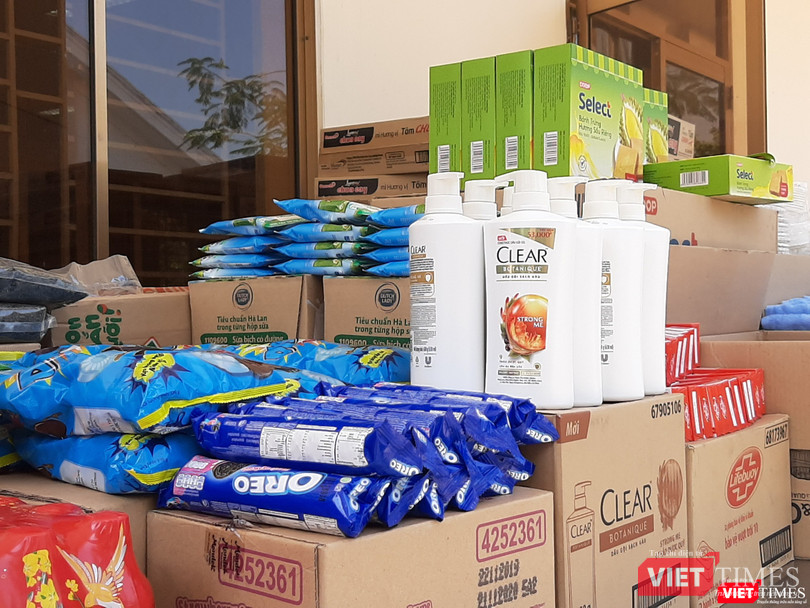 Các thực phẩm, nhu yếu phẩm cần thiết. Ảnh: Nguyễn Trăm