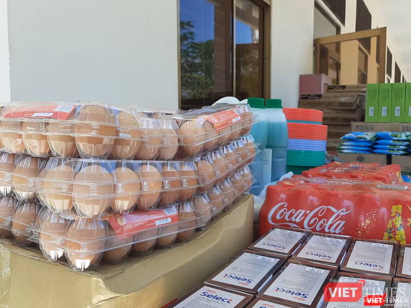 Công ty Sài gòn Co-op cung cấp thực phẩm thiết yếu cho người nghi nhiễm tại BV Dã chiến. Ảnh: Nguyễn Trăm Công ty Sài gòn Co-op cung cấp thực phẩm thiết yếu cho người nghi nhiễm tại BV Dã chiến. Ảnh: Nguyễn Trăm