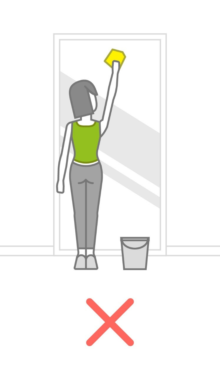 Rướn người khi lau dọn nhà cửa là hoạt động dễ gây đau lưng. Ảnh minh họa: Internet