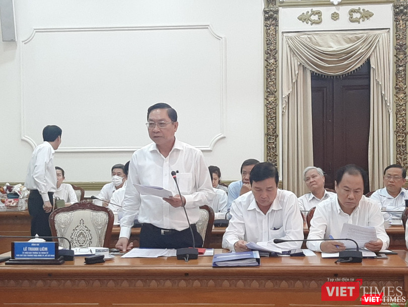 Ông Nguyễn Tấn Bỉnh – Giám đốc Sở Y tế TP.HCM báo cáo nhanh về tình hình dịch bệnh và đề xuất kế hoạch thực hiện Bệnh viện dã chiến. Ảnh: Nguyễn Trăm