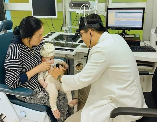 Bác sĩ khoa Tai Mũi Họng BV Nhi đồng Thành phố (HCM) thăm khám cho bệnh nhi. Ảnh: L.T