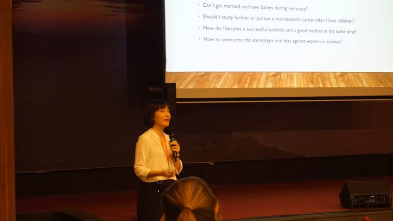 TS. Lê Minh trong một cuộc nói chuyện. Ảnh: VSSS. TS. Lê Minh trong một cuộc nói chuyện. Ảnh: VSSS.