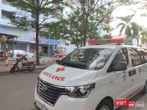 Xe cứu thương được trang bị sẵn sàng tại một khu chung cư trên địa bàn TP.HCM. Ảnh: Hòa Bình Xe cứu thương được trang bị sẵn sàng tại một khu chung cư trên địa bàn TP.HCM. Ảnh: Hòa Bình