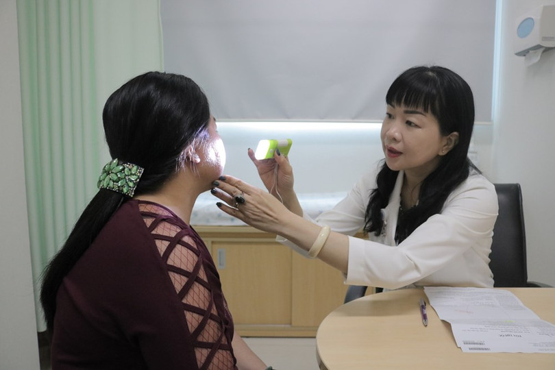 Bác sĩ Lê Thái Vân Thanh khám cho người bệnh. Ảnh: BV