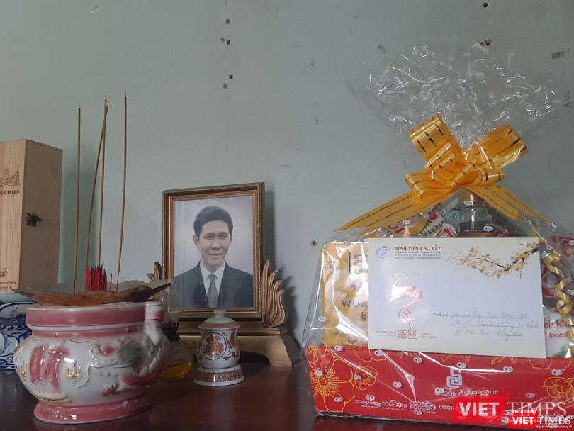 BV Chợ Rẫy TP.HCM đến thăm, gởi tặng gia đình bà Y. món quà tri ân. Ảnh: Nguyễn Trăm