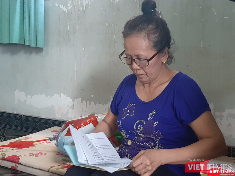 Bà lần giở lại những giấy tờ về hiến tạng nhân đạo của người chồng quá cố. Ảnh: Nguyễn Trăm