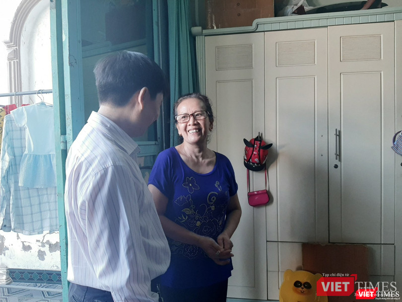 Bà Y. niềm nở đón chào đoàn bác sĩ BV Chợ Rẫy TP.HCM đến thăm, tri ân gia đình hiến tạng nhân đạo. Ảnh: Nguyễn Trăm