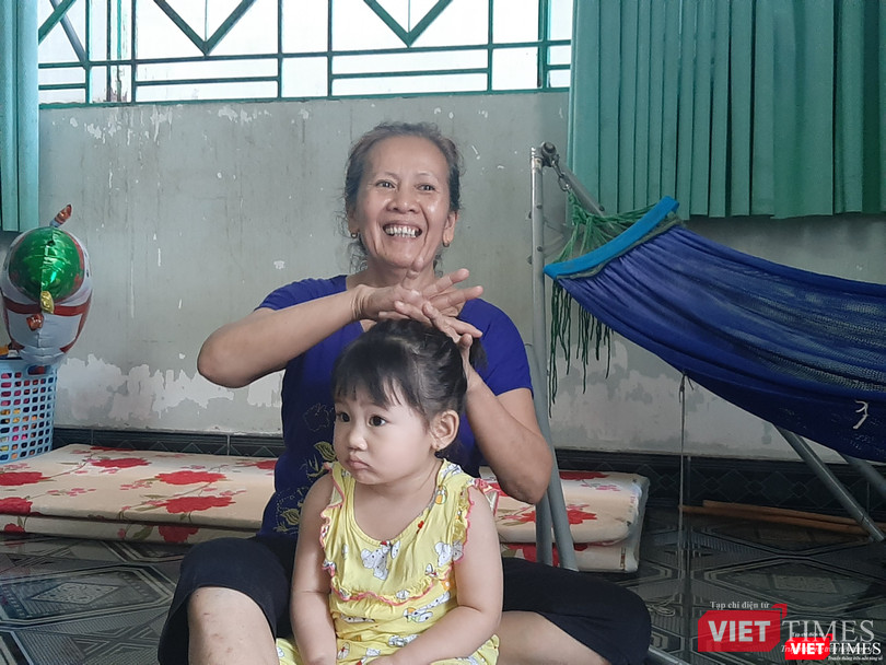 Khi được hỏi bà có muốn biết ai là người được chồng cứu không, bà Y. cười nói: "Biết làm chi hả con, mắc công người ta trả ơn, chỉ cần biết anh cứu được nhiều người là mừng lắm rồi". Ảnh: Nguyễn Trăm