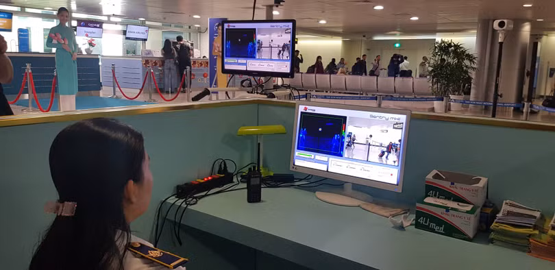 Kiểm dịch y tế đối với người, phương tiện nhập cảnh, quá cảnh vào Việt Nam tại sân bay Tân Sơn Nhất. Ảnh: D.T Kiểm dịch y tế đối với người, phương tiện nhập cảnh, quá cảnh vào Việt Nam tại sân bay Tân Sơn Nhất. Ảnh: D.T