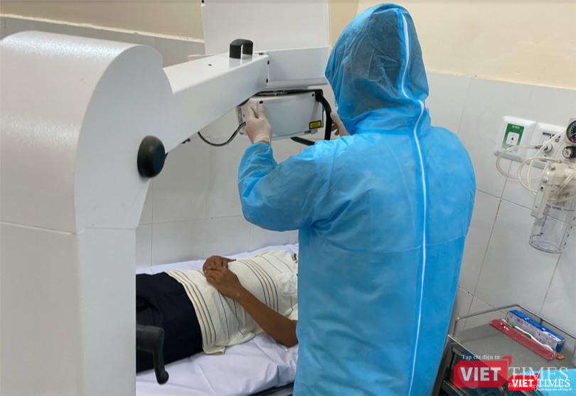 Nhân viên y tế thăm khám cho bệnh nhân. Ảnh: Sở Y tế TP.HCM