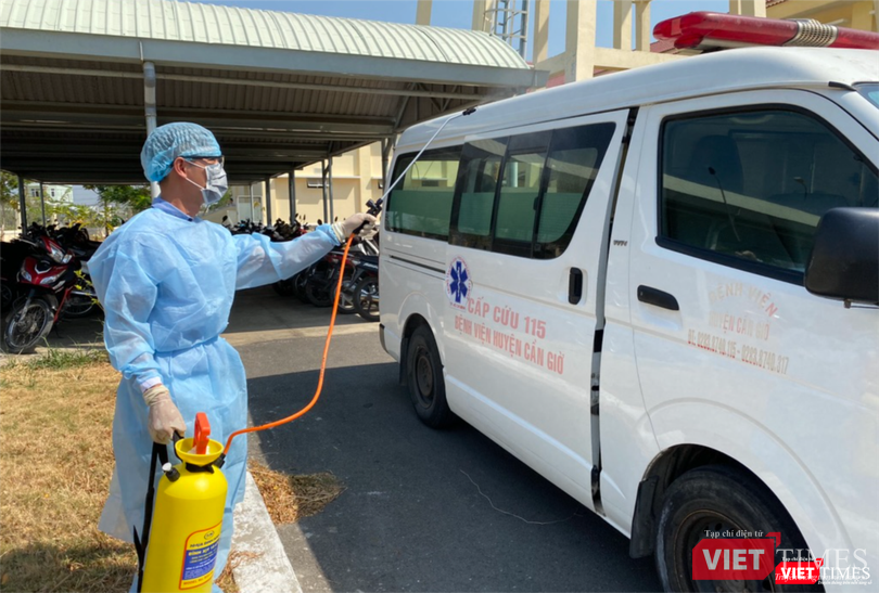 Khử trùng xe chuyển bệnh trước khi xe ra khỏi BV. Ảnh: Sở Y tế TP.HCM