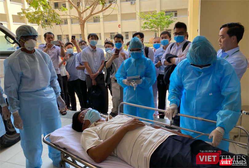 Diễn tập tiếp nhận, cấp cứu bệnh nhân nghi nhiễm, nhiễm COVID-19. Ảnh: Sở Y tế TP.HCM