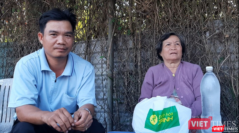 Ngồi bên đường, anh Phương và mẹ ruột kể lại hoàn cảnh thương tâm của vợ. Ảnh: Nguyễn Trăm