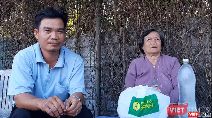 Ngồi bên đường, anh Phương và mẹ ruột kể lại hoàn cảnh thương tâm của vợ. Ảnh: Nguyễn Trăm