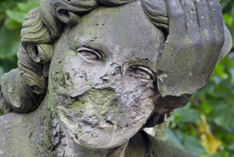 Những tên trộm lấy đi vật phẩm quý giá của các bức tượng, lo sợ sẽ bị các linh hồn trả thù nên đã đập vỡ mũi để các linh hồn chết đi. Ảnh: Internet Những tên trộm lấy đi vật phẩm quý giá của các bức tượng, lo sợ sẽ bị các linh hồn trả thù nên đã đập vỡ mũi để các linh hồn chết đi. Ảnh: Internet