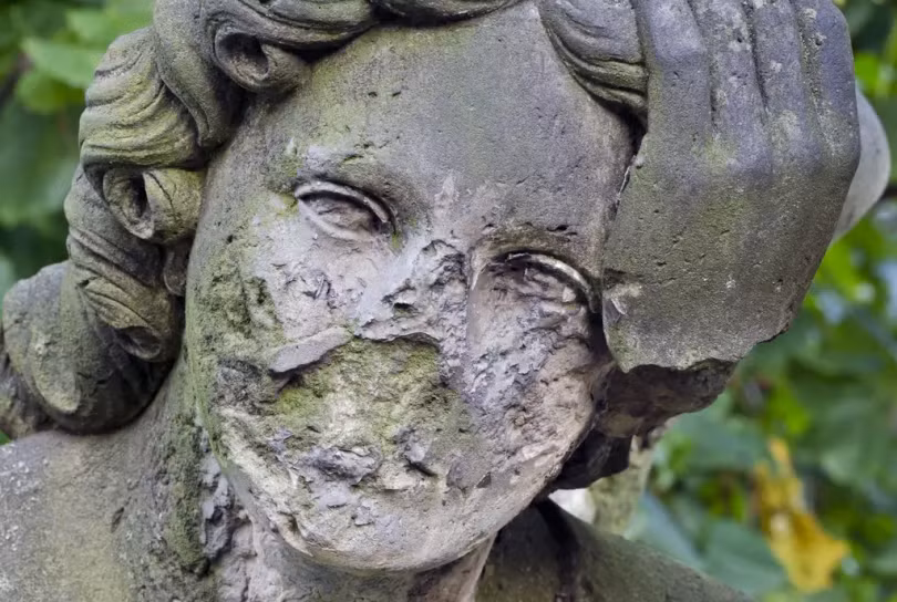 Những tên trộm lấy đi vật phẩm quý giá của các bức tượng, lo sợ sẽ bị các linh hồn trả thù nên đã đập vỡ mũi để các linh hồn chết đi. Ảnh: Internet