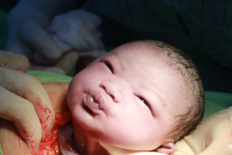 Tại BV Phụ sản Cần Thơ, em bé đầu tiên của năm Canh Tý 2020 chu môi "điệu đà" chào đón năm mới. Ảnh: BVCC