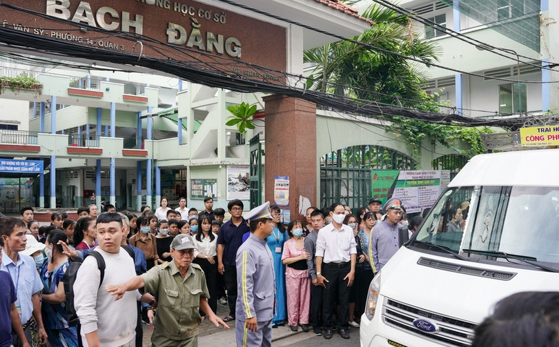 Linh cửu cậu học trò nhỏ được đưa ngang qua trường học. Ảnh: Zing