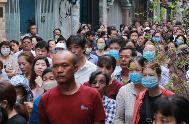 Dòng người tiễn đưa, tiếc thương cậu học trò nhỏ. Ảnh: Zing