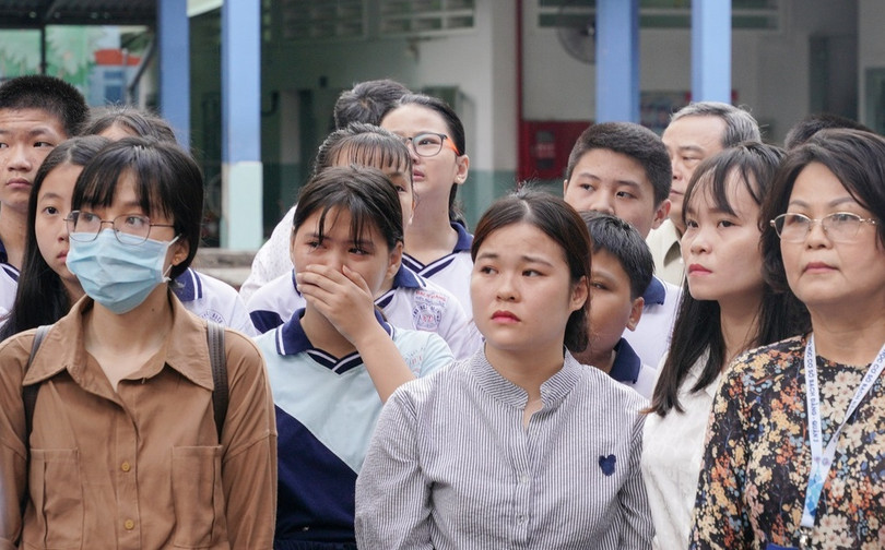 Bạn bè đã bật khóc khi cậu bé "đến trường" lần cuối. Ảnh: Zing