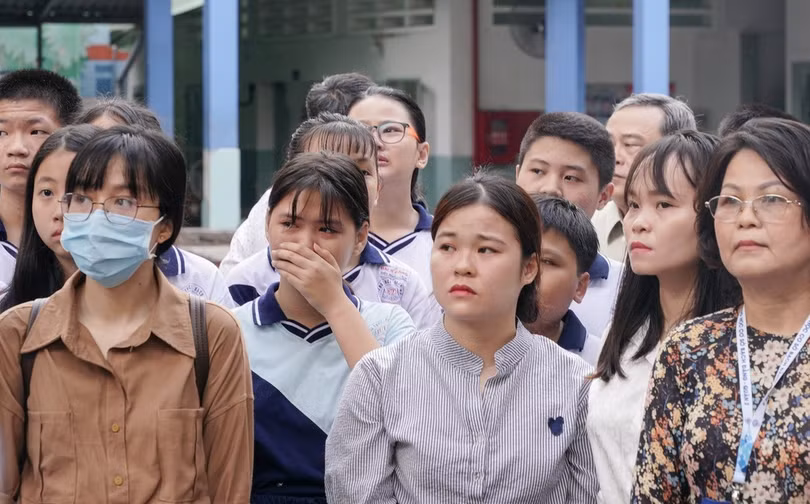 Bạn bè đã bật khóc khi cậu bé "đến trường" lần cuối. Ảnh: Zing Bạn bè đã bật khóc khi cậu bé "đến trường" lần cuối. Ảnh: Zing